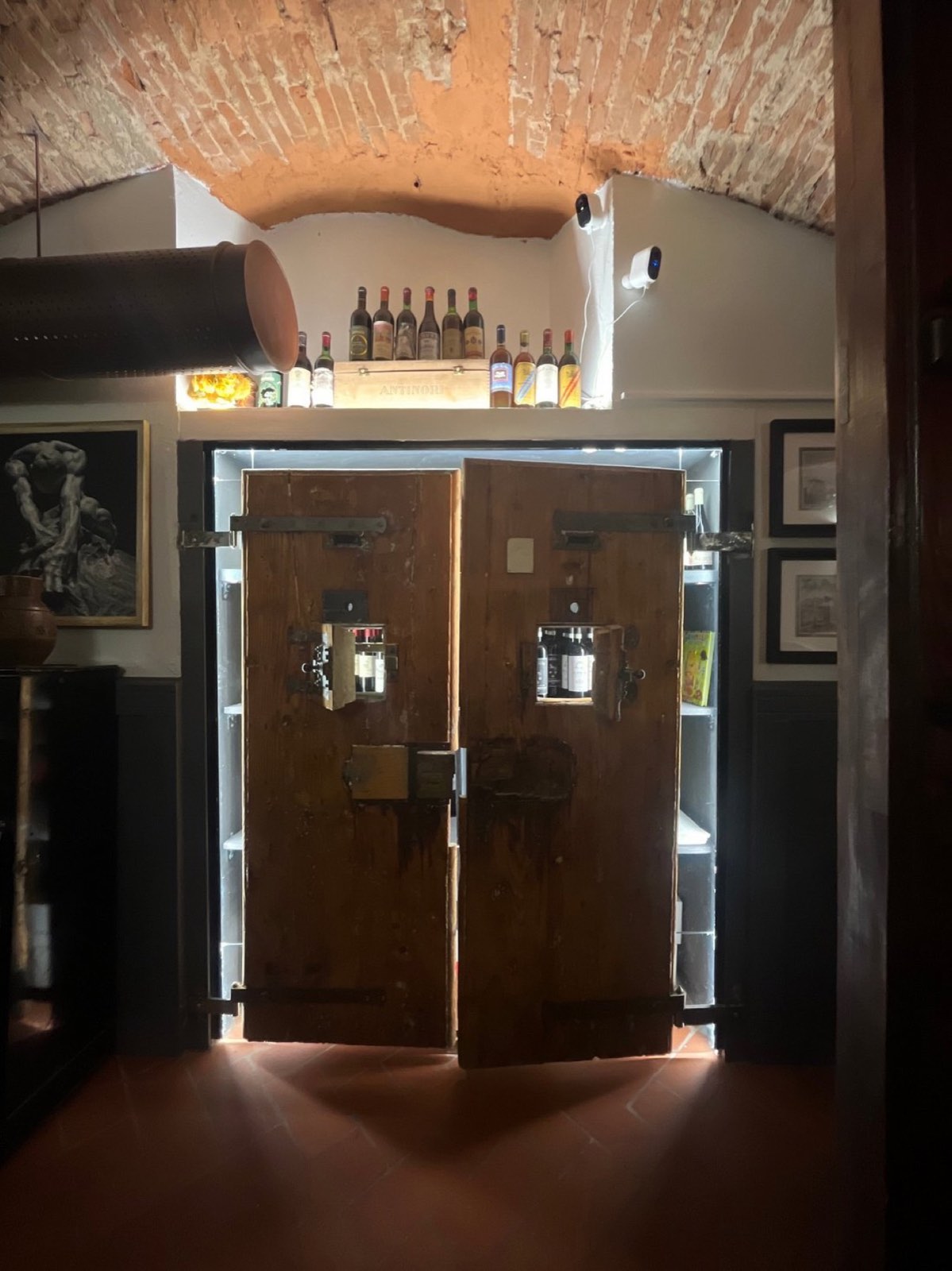 La porta antica della cantina dei vini