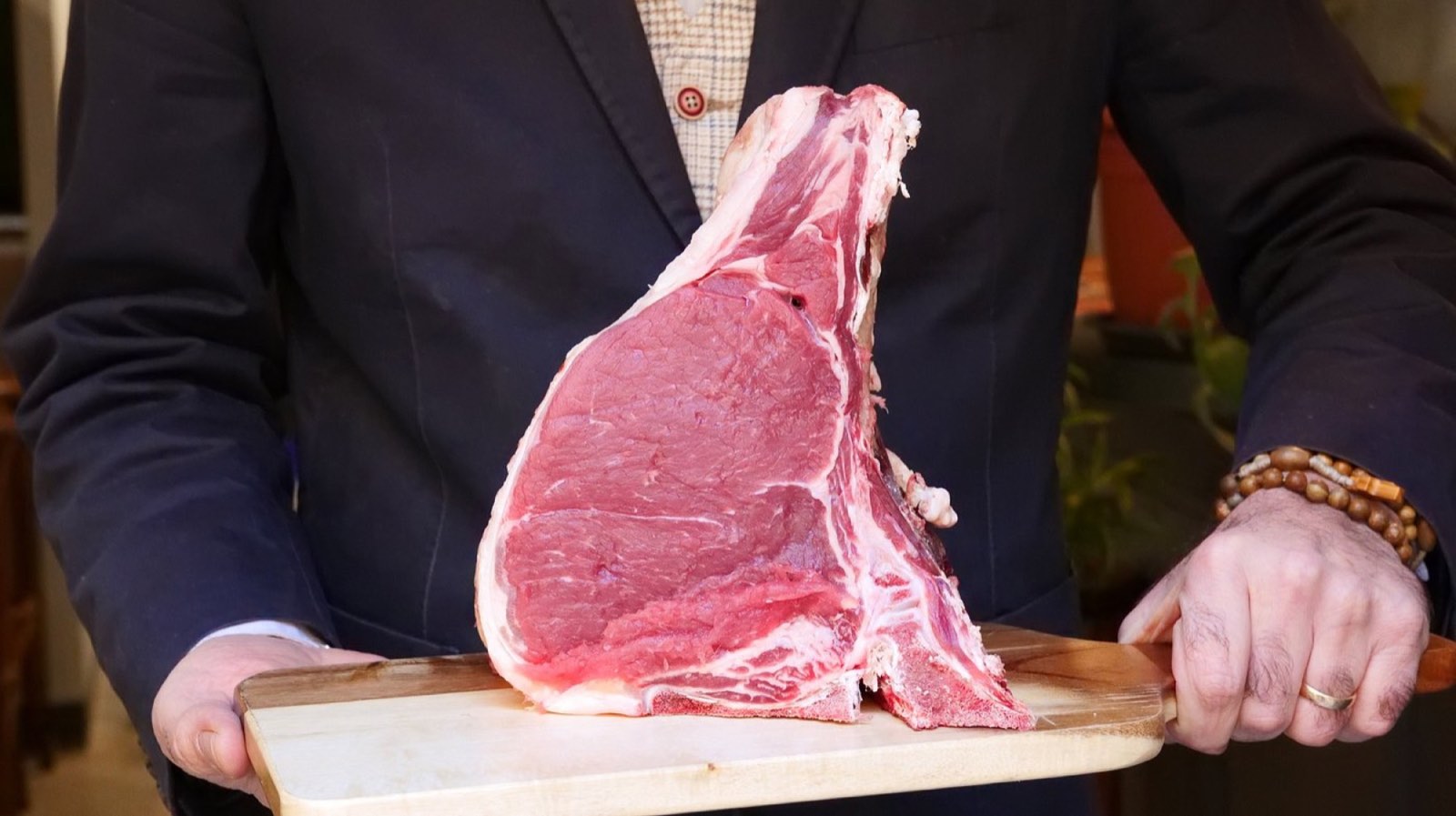 Il titolare mostra al tavolo la bistecca alla fiorentina di scottona prima della cottura