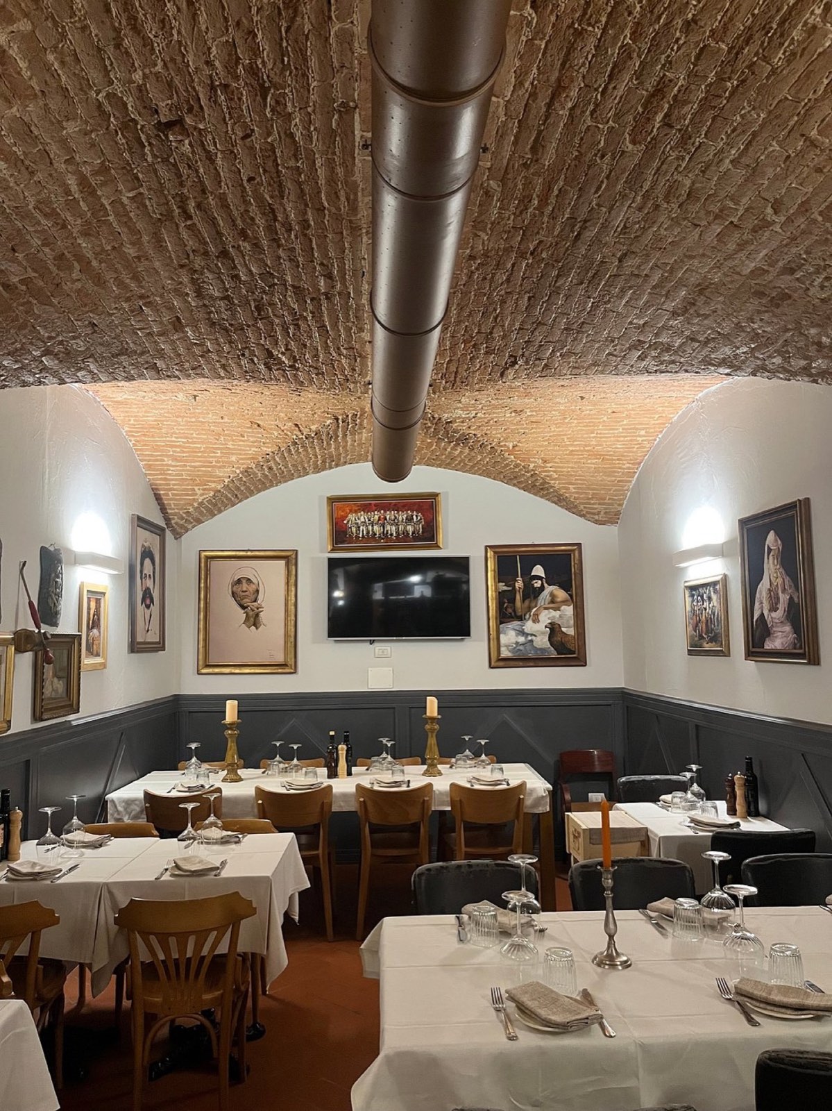 La sala a lume di candela con quadri d'epoca alle pareti