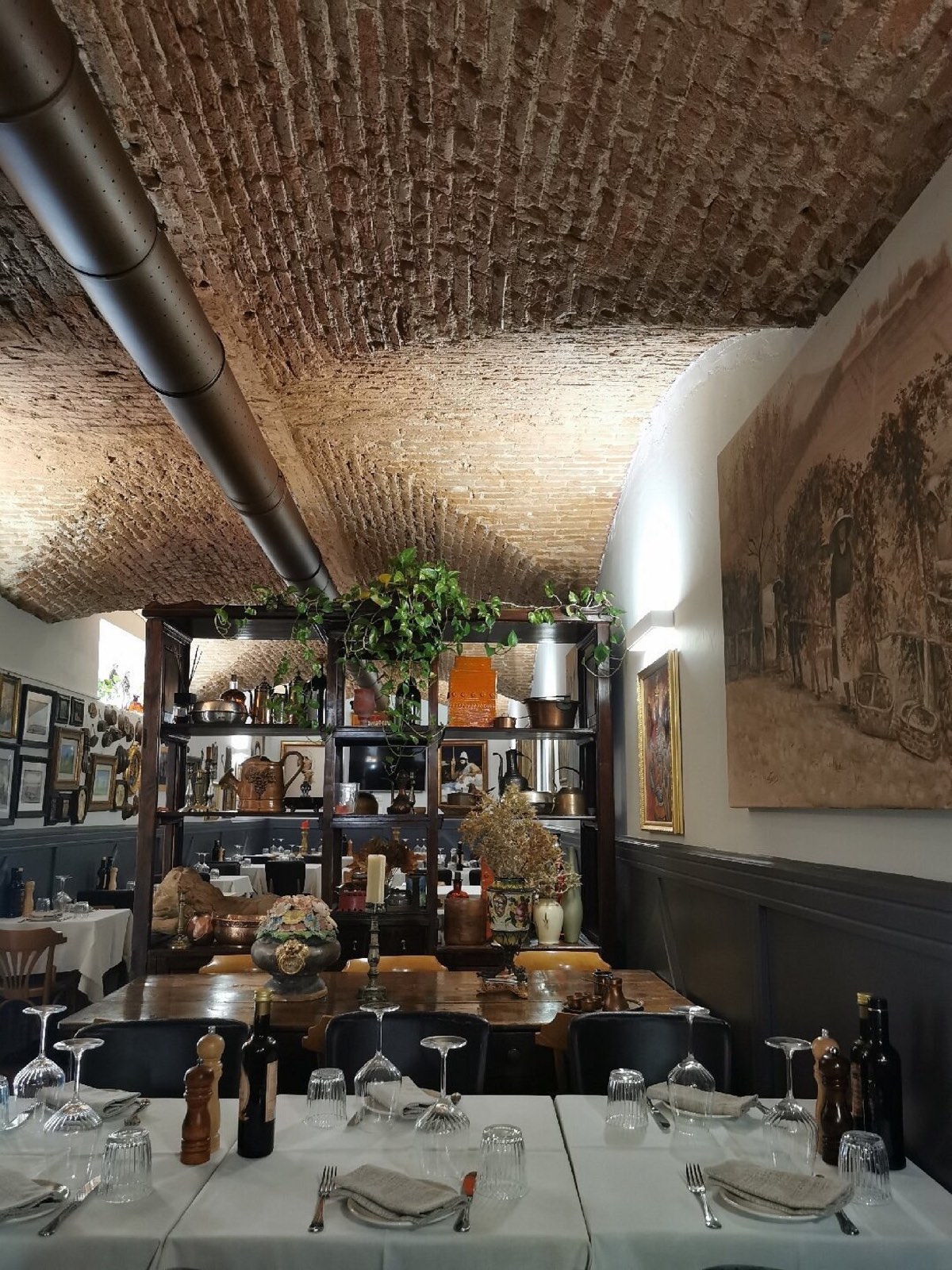 La credenza con rami antichi e oggetti d'antiquariato del Settecento e Ottocento