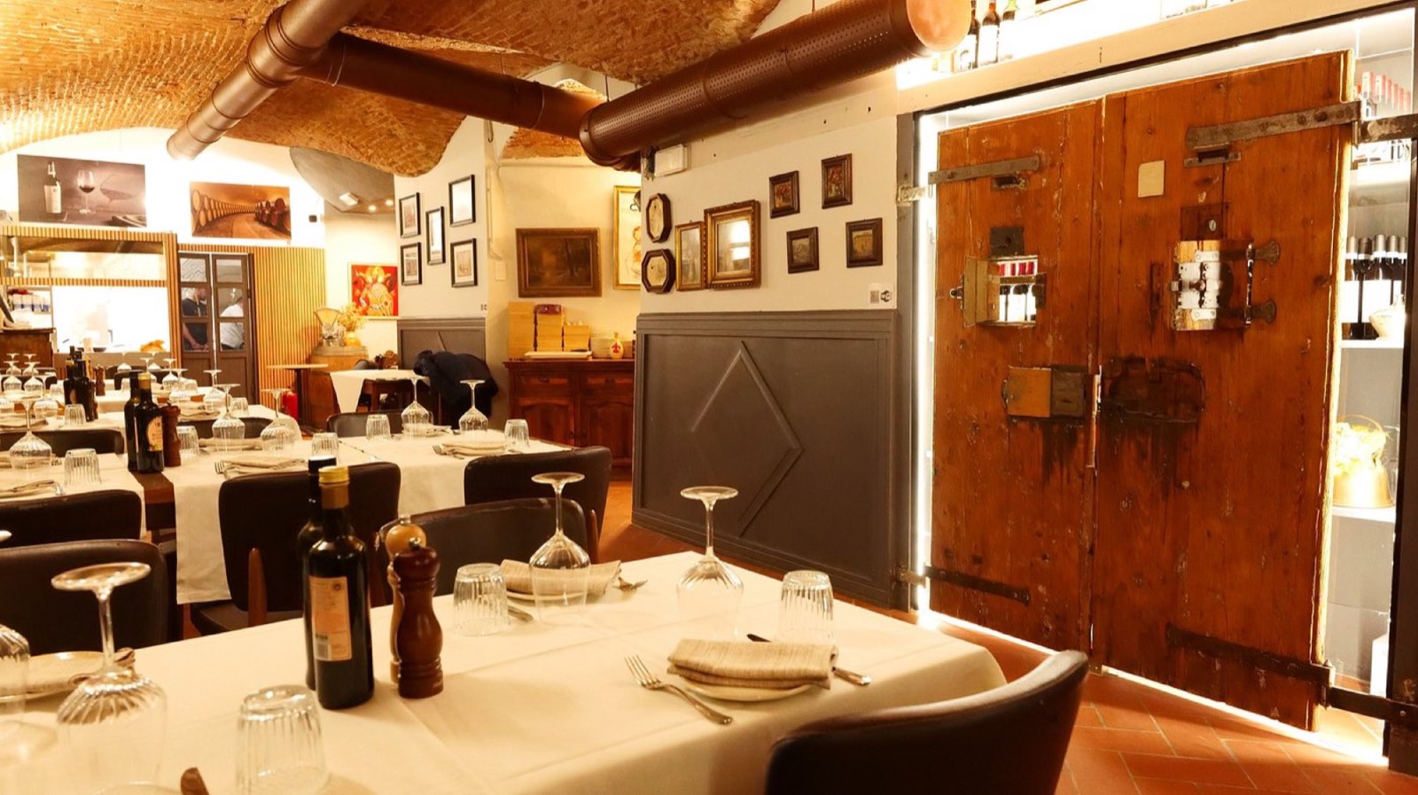 L'antica porta in legno massello all'ingresso della cantina