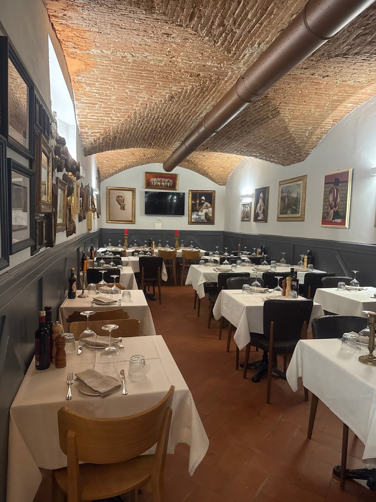 Le volte in mattoni e la collezione di dipinti della sala storica