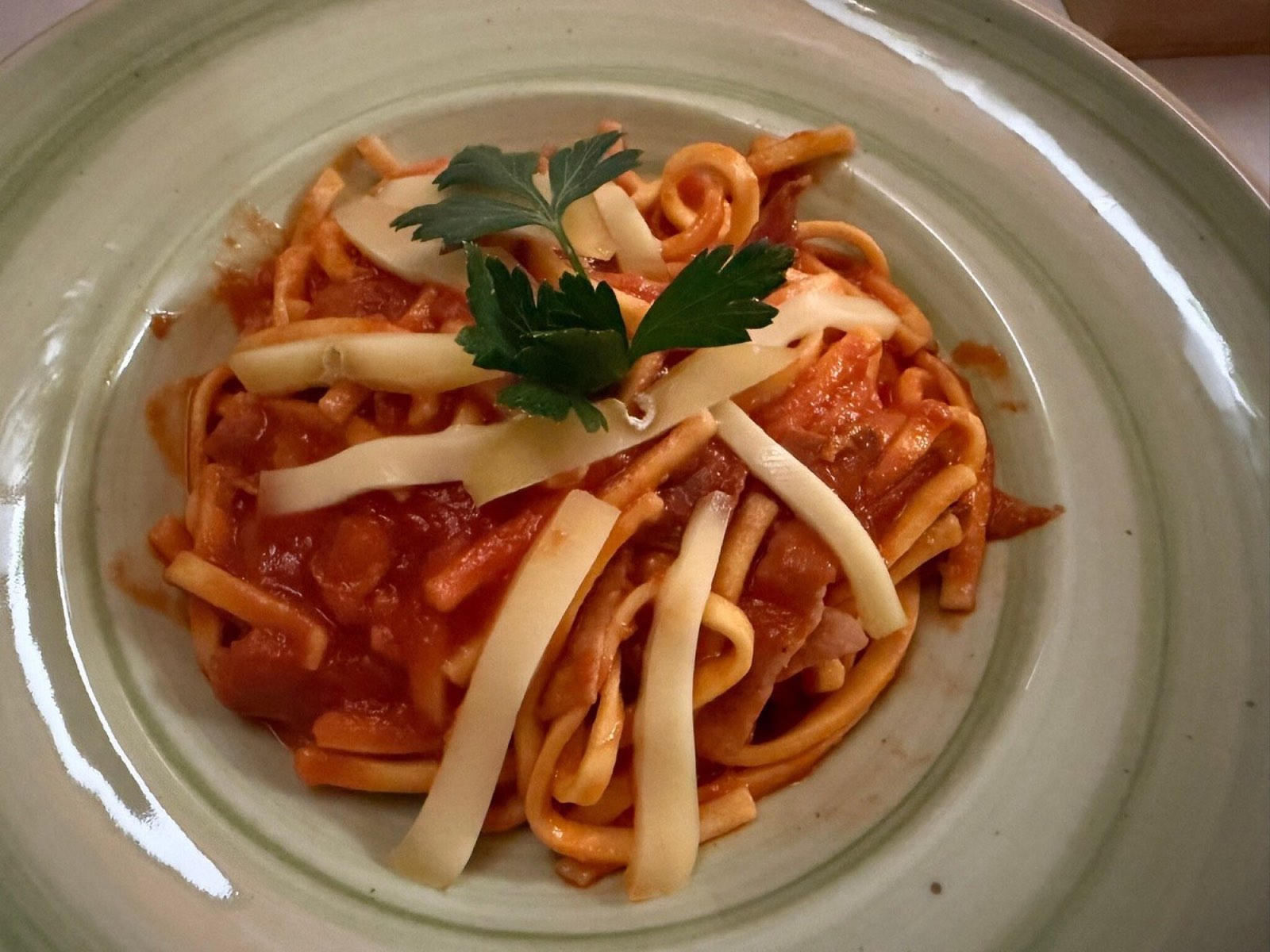 Tagliolini San Lorenzo con provola affumicata, speck e pomodorini